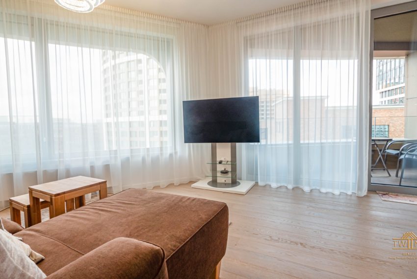 obývačka s pohľadom na balkón