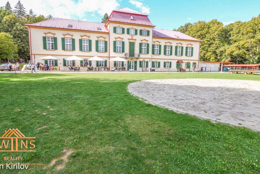 Kaštieľ Pátrovec zo strany parku