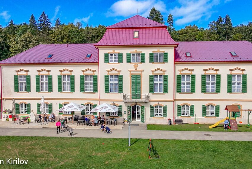 kaštieľ detailnejší záber z dronu