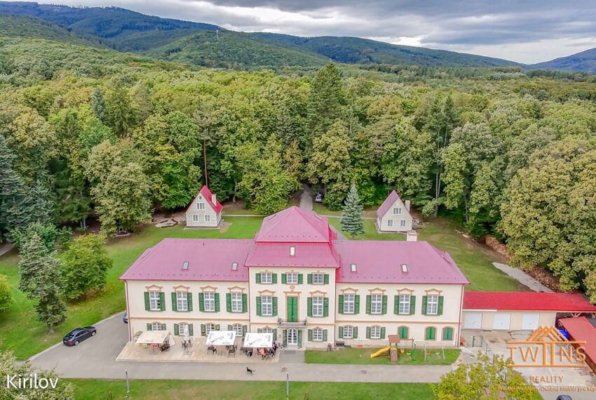 kaštieľ foto z dronu