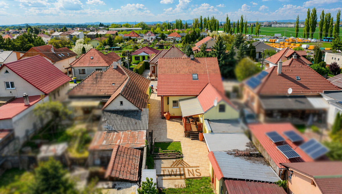 pohlad na dom z dronu_