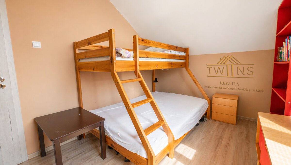 spalňa 3 na 1 poschodí