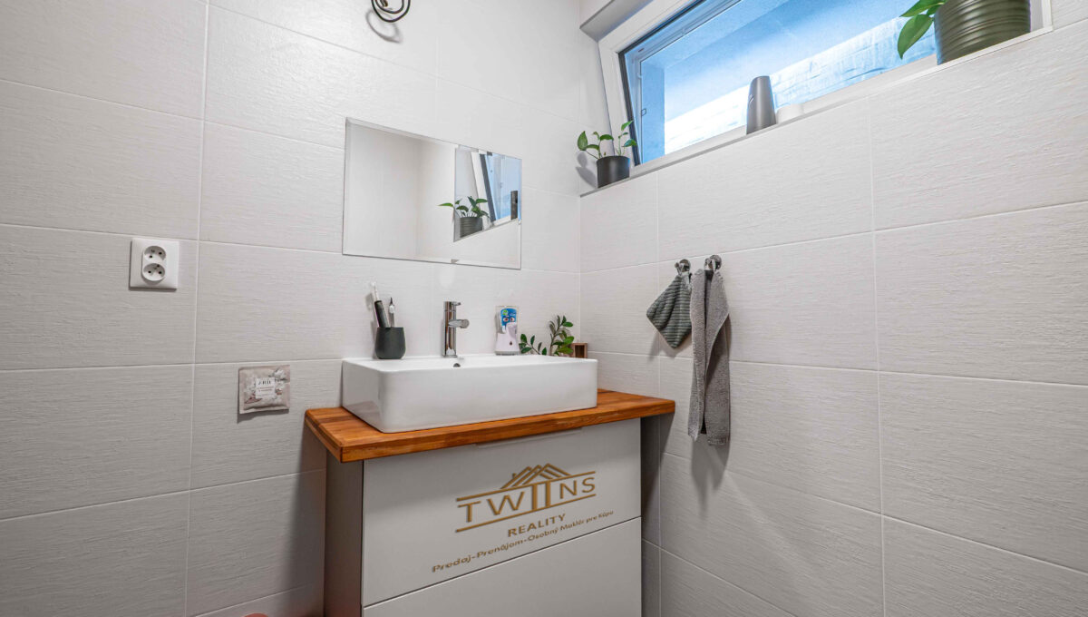 kupelna s Wc na chodbe pohlad na umývadlo_