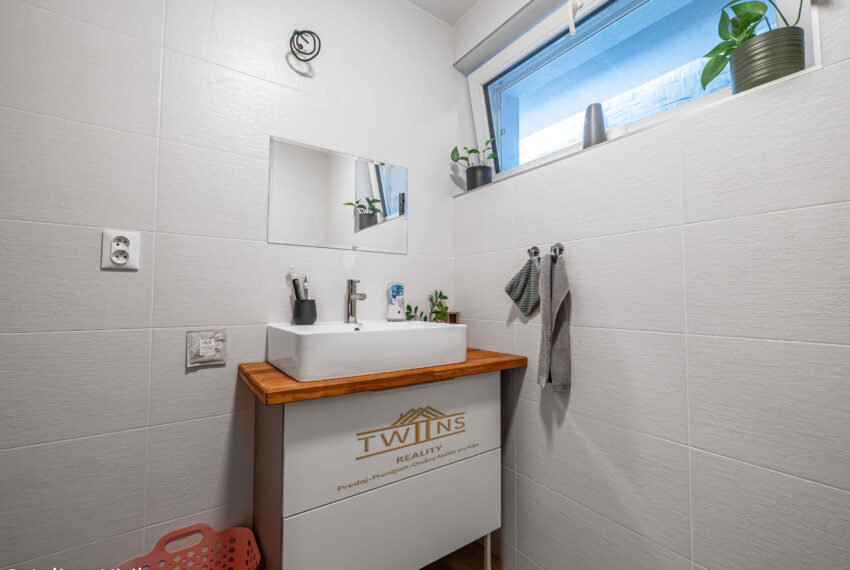 kupelna s Wc na chodbe pohlad na umývadlo_
