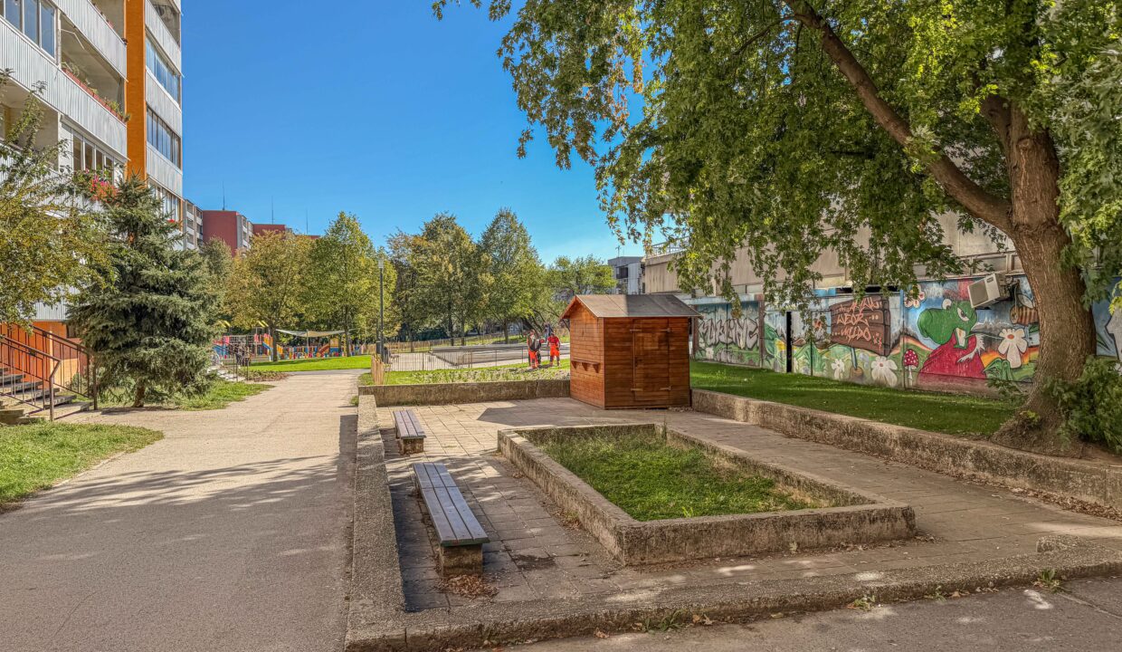 pred bytovým domom